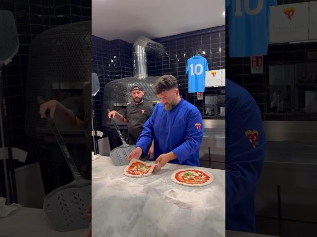 La vera pizza di Napoli. Sapete come si chiama servita così? #vincenzocapuano #pizza #food