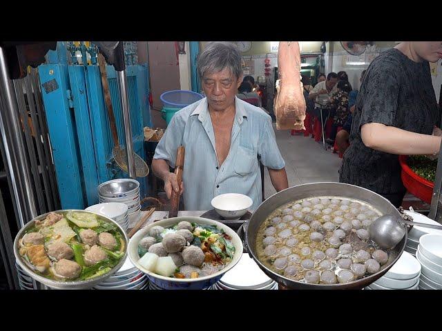 Đây là xe hủ tiếu bò viên hơn 70 năm chính hiệu người Hoa khách ngồi ăn kín ghế