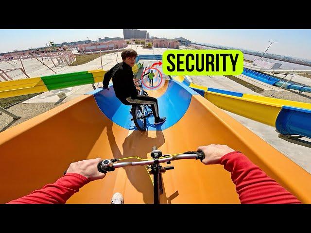 PARKOUR ESCAPING FROM SECURITY In WATER PARK (Epic ParkourPOV Action)