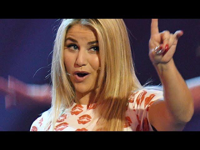 Beatrice Egli lässt im Leder-Fummel tief blicken - Fans ziehen fiesen Vergleich mit Helene Fischer