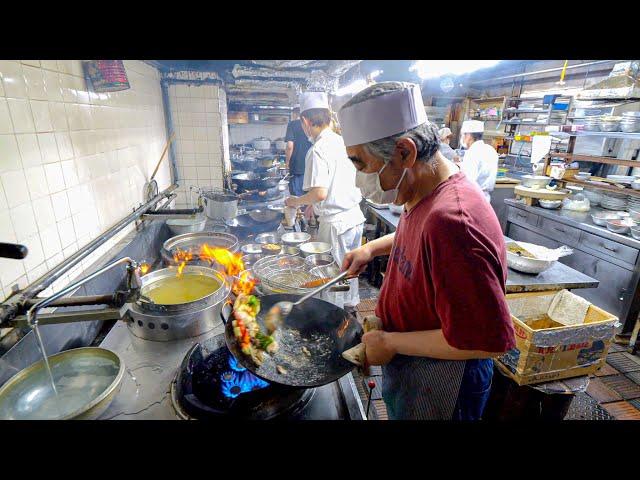 A huge kitchen! Skilled chefs serve one Chinese dish after another!