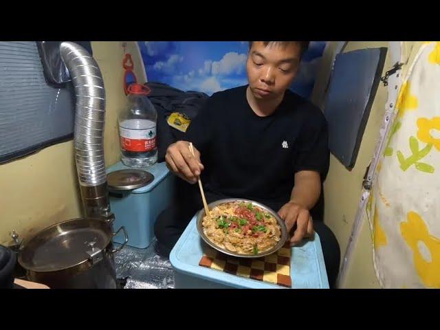 高海拔一路爬坡累到懷疑人生，零下13度躲在房車裡吃煲仔飯太香了