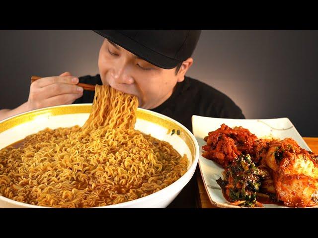 Today s mukbang is yukgaejang ramen and bossam kimchi. It'sgood.