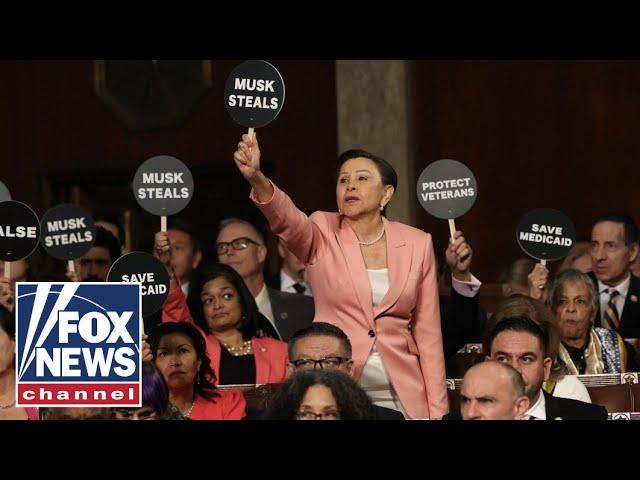 Jimmy Failla dings Dems with paddles at joint address