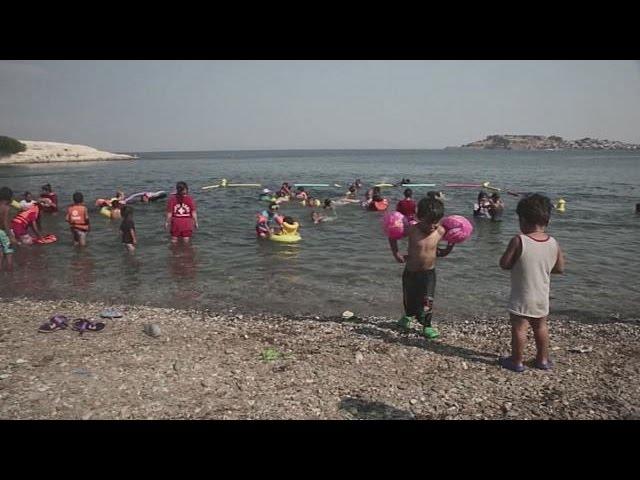 Lesbos: los niños refugiados pierden el miedo al mar