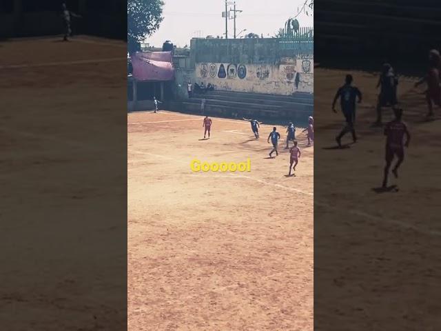 Cuando quieres defender como delantero y anotas un golazo