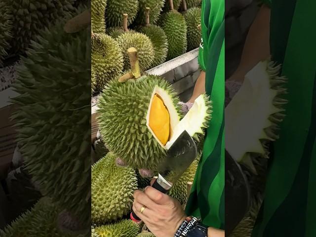 The Most Popular Durian Store in Malacca, Malaysia - Fruit Cutting Skills