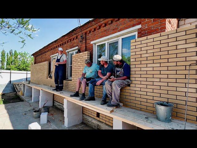 Старый дом - новая жизнь. Обкладка облицовочным кирпичом и пристройка из газосиликатного блока.