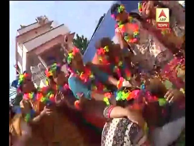 Kolkata is celebrating the colorful festival Holi: Watch