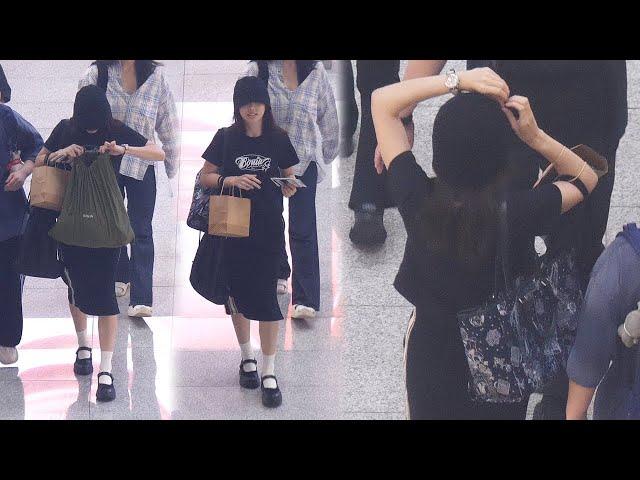 트와이스 나연 출국 직캠 '리본 하트하는 토끼' TWICE NAYEON Airport Departure｜인천공항 240920