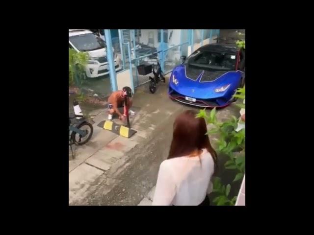 直擊 - 超跑車主被鐵柱擋去路 谷9氣怒鋸鎖頭 #告我刑毀囉