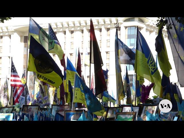 Ukrainians reflect on Zelenskyy’s victory plan | VOA News