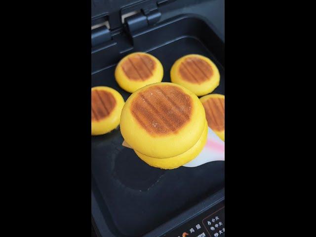 用面粉做南瓜饼，柔软蓬松，不用放油更健康，香甜美味好消化