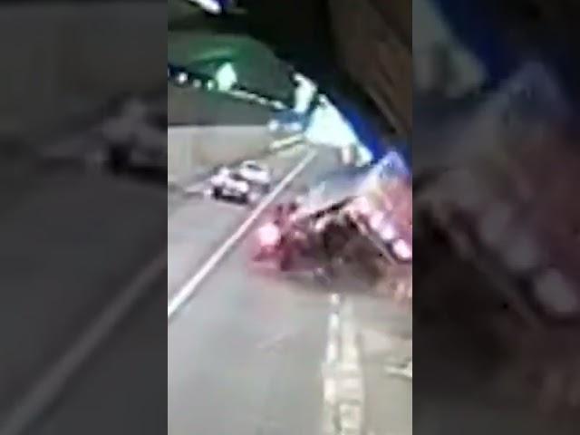 小车隧道内变更车道，影响正常行驶货车