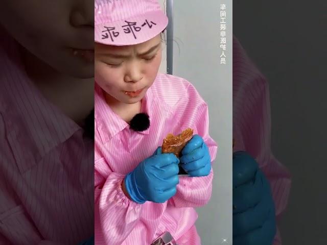 小乖乖偷吃辣条 被主管发现 利用厂长坑了主管