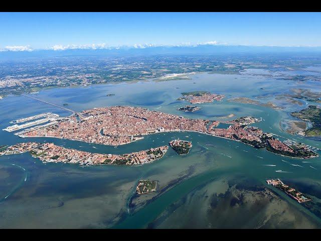 I destini opposti della Giudecca e del Lido – Venezia dal cielo