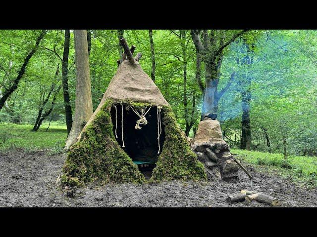 Building Complete And Warm Bushcraft Survival Shelter In The Rain & Fireplace And Roof With Clay,Hut