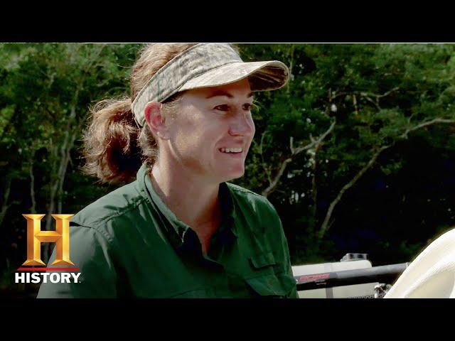 Swamp People: Stringbean Helps Kristi Out of a Jam (Season 9, Episode 8) | History