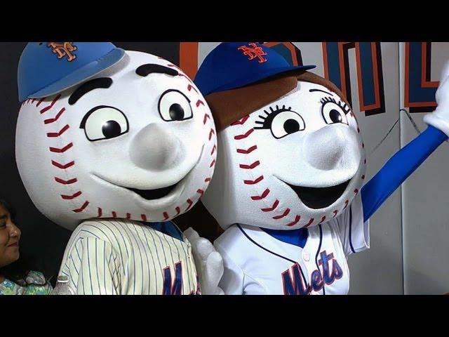 ARI@NYM: Mr. and Mrs. Met caught on the Kiss Cam