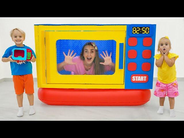 Alice and Mom pretend play with toy microwave