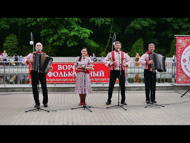 "Страдания" исполняет народный вокальный ансамбль "Сельские зори"