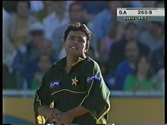 PAKISTANI SAQLAIN MUSHTAQ BOWLING DOOSRA TO SOUTH AFRICAN ANDREW HALL