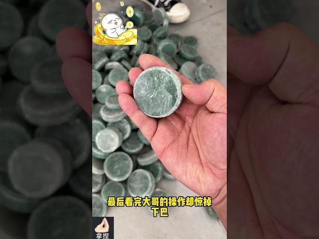 水墨飘花锁平安，一环翠影映流年 #飘花平安扣 #翡翠  #翡翠意境美学 #翡翠平安扣 #俏色巧雕