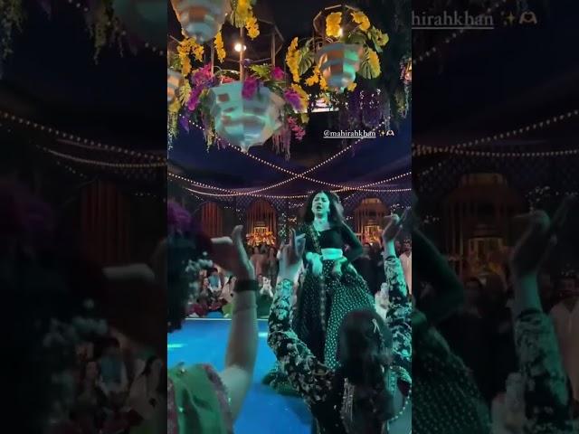 Mahira khan dance with her husband in Kubra khan wedding #mahirkhan #kubrakhan