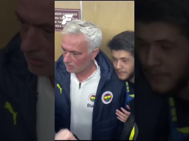  Mourinho'nun, omzuna öpücük konduran taraftara tepkisi | #mourinho #fenerbahçe #fanatik #shorts