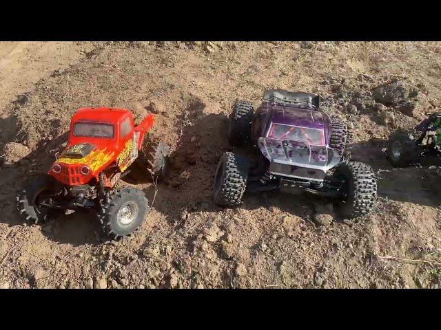 LOSI MEGA TRUCK - LEARNING TO JUMP DIRT VS RAMPS