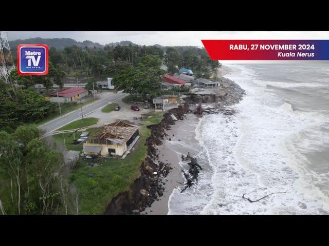 Sebahagian kedai, kerusi dan meja sudah dalam laut