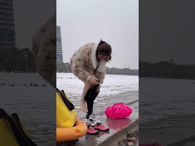 誰家媳婦這麼厲害，凍人又動人#冬泳