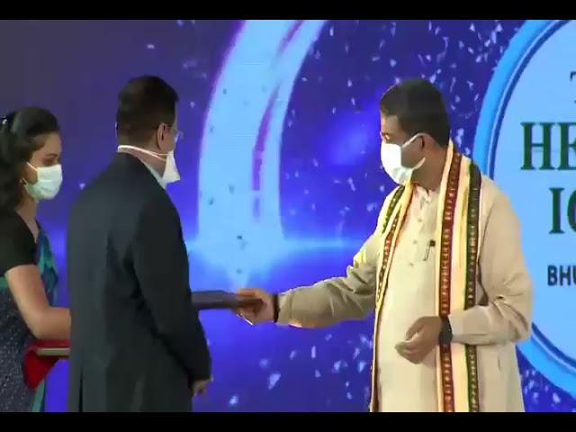 TIMES HEALTH AWARD FOR LAPAROSCOPY TO DR G S S MOHAPATRA BY SHRI DHARMENDRA PRADHAN UNION MINISTER
