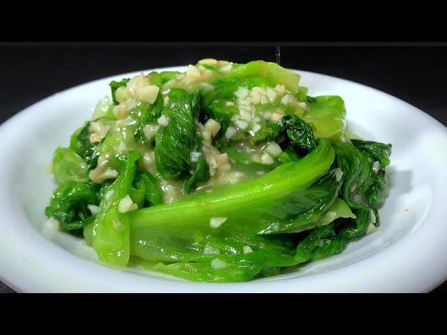 Stir-frying lettuce seems simple, but many people do it wrong at the first step.