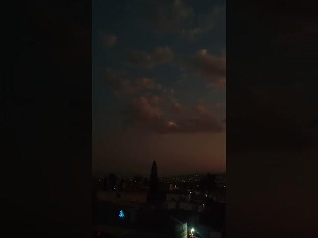 Así la luna, nubes al anochecer desde algún lugar en Tláhuac, Ciudad de México