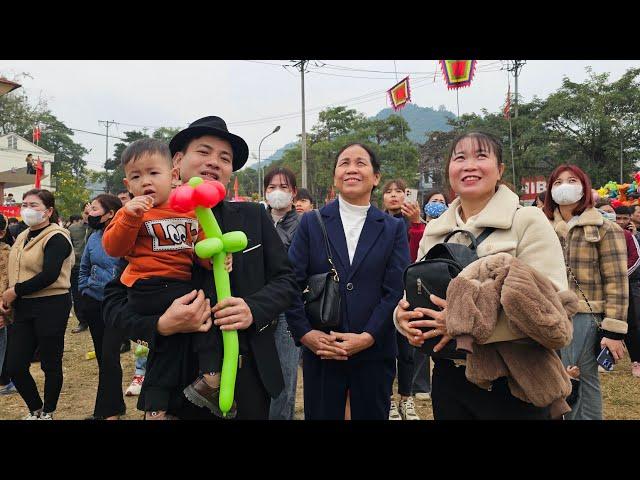 Xabi's mother gives gifts and has fun on the spring trip with Ly Tu Tay