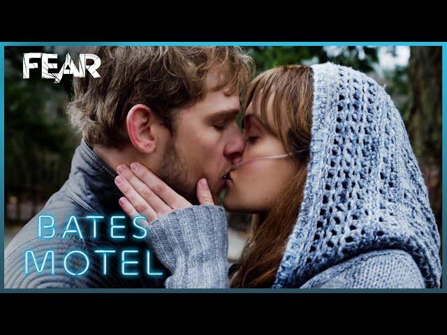 Emma and Dylan Kiss | Bates Motel