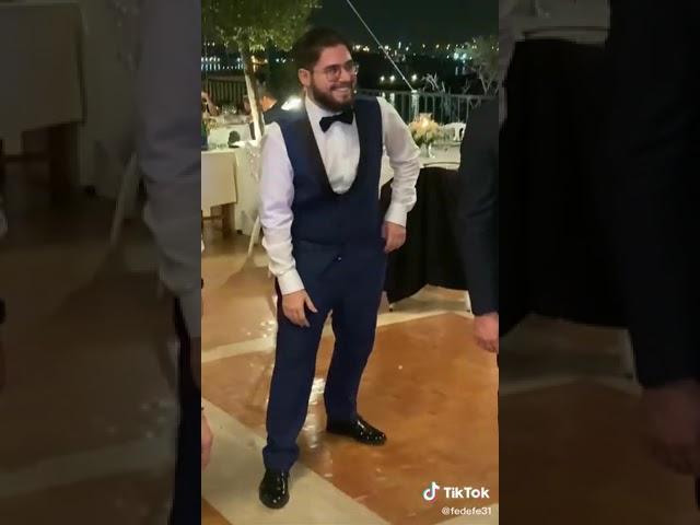 عريس يقلع عروسته الاندر قدام المعازيم