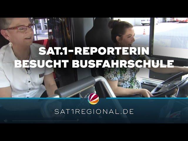 Busse der Hamburger Hochbahn feiern 100. Geburtstag: SAT.1 REGIONAL-Reporterin besucht Busfahrschule