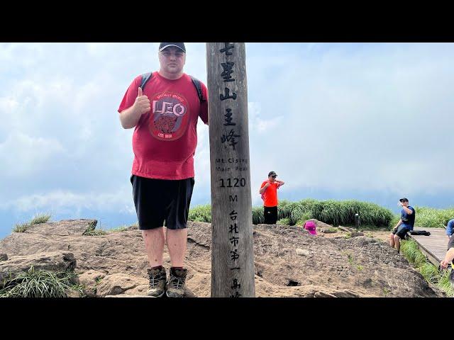 Hiking Taipei's Biggest Mountain (Qixing Shan) | Yangmingshan National Park | 爬台北第一高山 七星山 陽明山