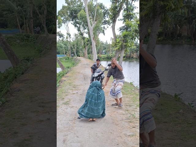 The two cleverly stole the motorcycle.