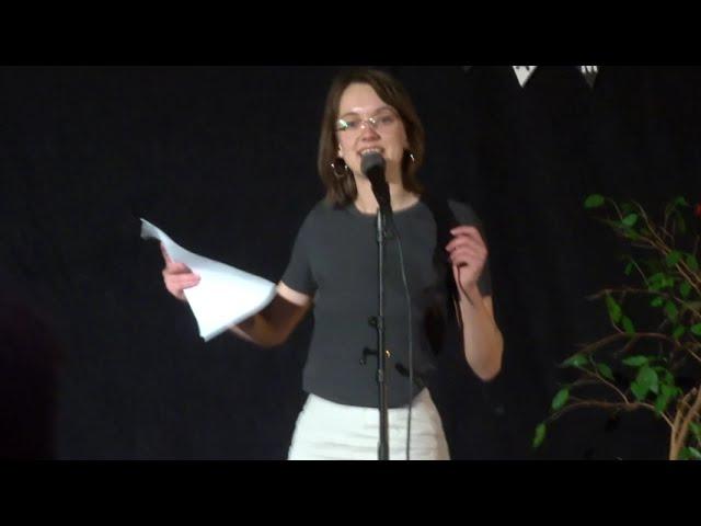 Malin Gustavsson vinner SM i poetry slam 2022