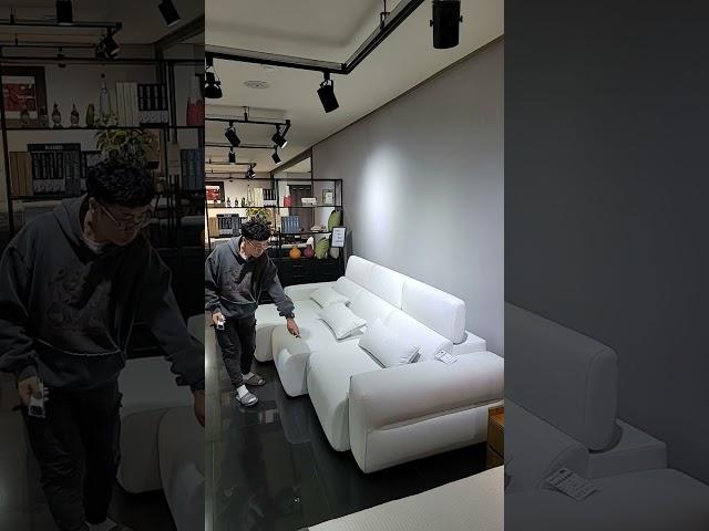 이래서 전동 무빙소파 입니다!모먼트가구 창원점 입고!무조건 반값️모먼트가구.파주본점.창원점.용인점️ #가구추천 #가구 #소파추천 #쇼파 #무빙소파 #shorts