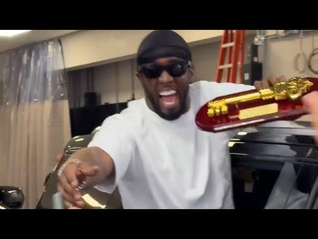 Diddy Getting the Key to NYC in Times Square! Full HD Video