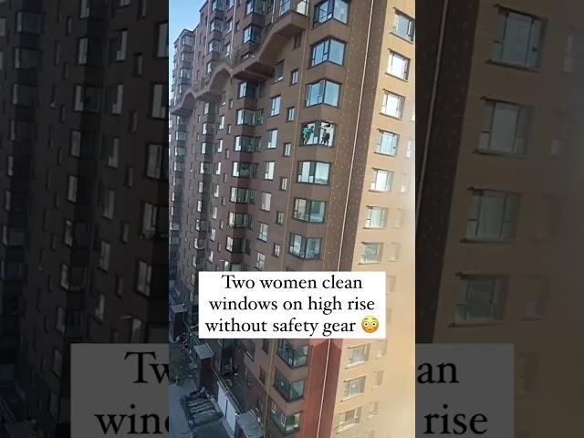 창문 바깥쪽 청소 보기만 해도 아찔