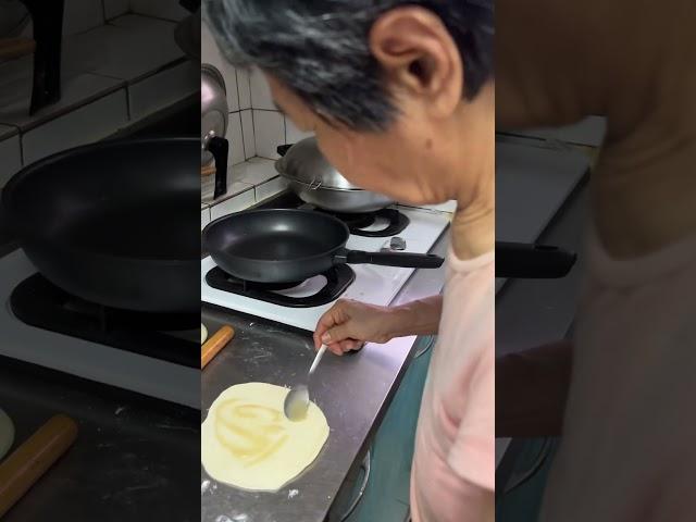 報告！阿丹今日公休️老媽昨天做了東北大餅，從和麵團開始，詳細步驟就在昨天影片哦，趕快做起來吧️#美食 #分享 #台灣 #推薦 #流量 #熱門