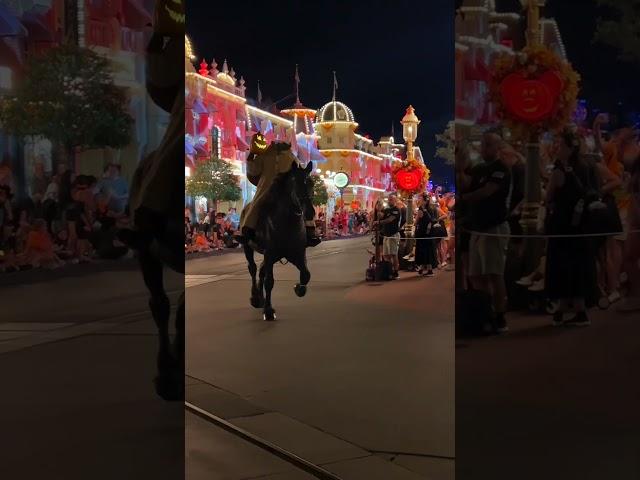 Headless Horseman Arrives at Mickey's Not So Scary Halloween Party #short #halloween