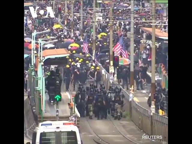元朗抗议现场警方向抗议民众发射催泪弹