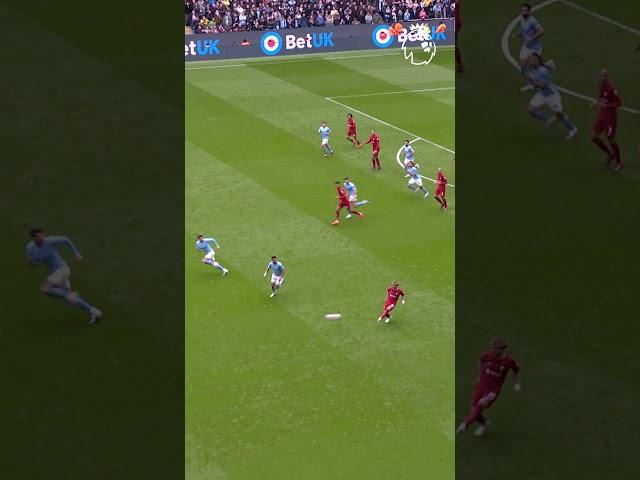 Grealish sprints to stop Salah ️