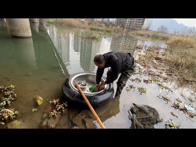 60岁老头在河里抓鱼卖，浪哥想买，河里水有污染能吃吗